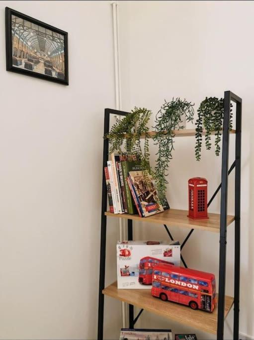 4 Bedroom Family Home On Piccadilly Line London Exterior photo