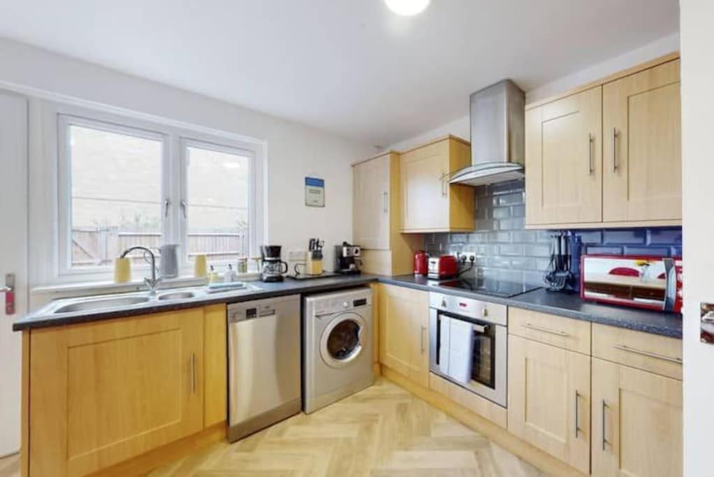 4 Bedroom Family Home On Piccadilly Line London Exterior photo